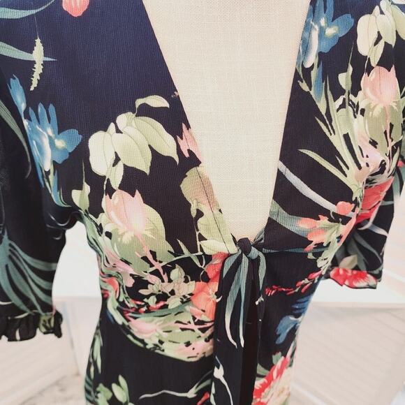 PARISIAN VINTAGE PETITE  BLACK BLUE RED FLORAL VNECK WITH RUFFLE SIZE 6 - Picture 7 of 8